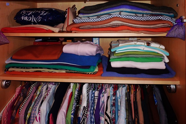 oblečení ve skříno